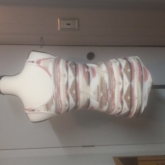 Beautiful tank top - Picture 3 of 5